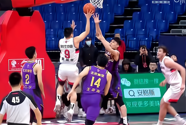 包含莱万多夫斯基与70激战G2分钟，比赛局势复杂胜负难料！，哈登焦点对战赛场气氛高涨的词条-ayx