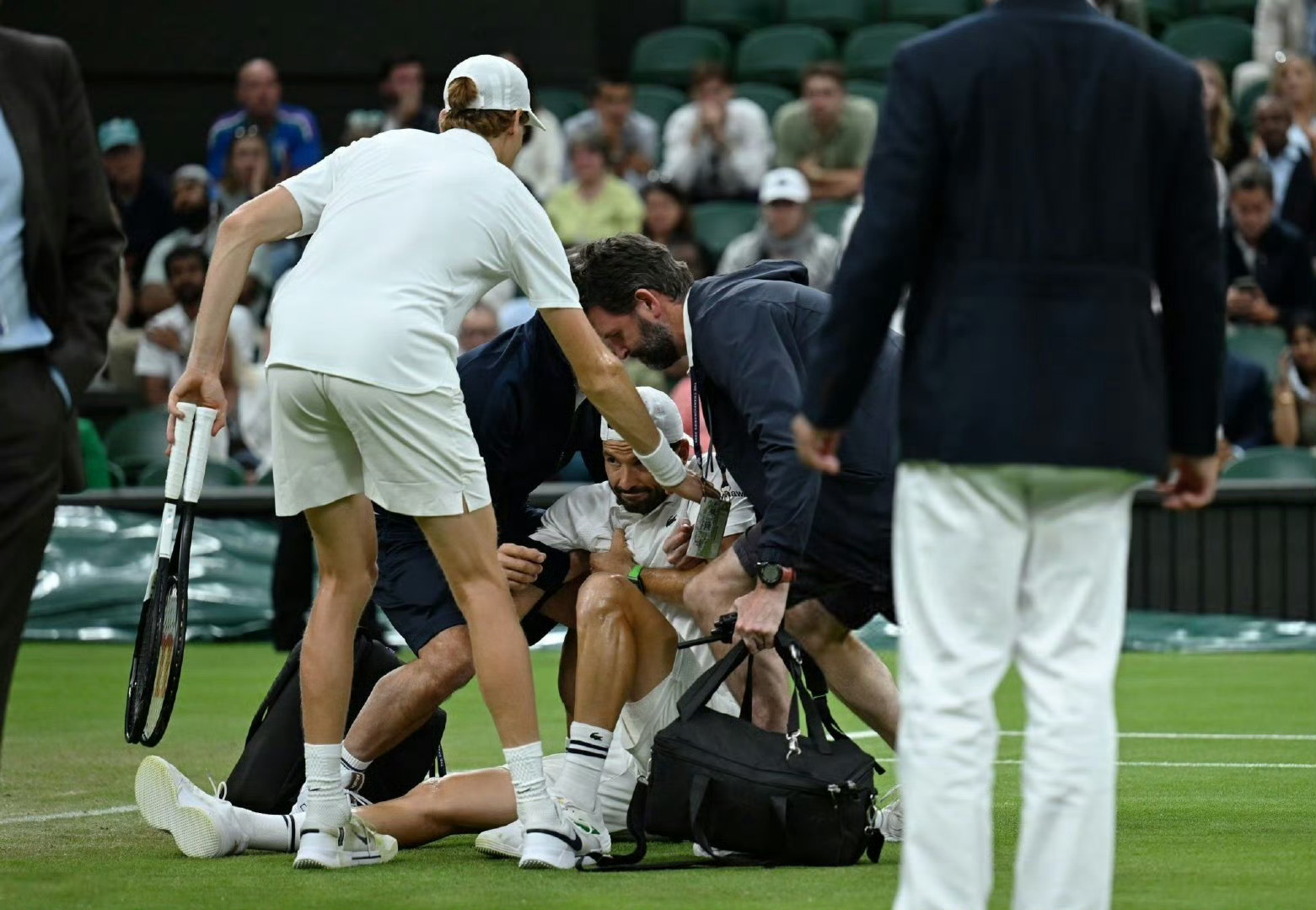 埃因霍温发布备战花絮，集结日复出首秀，足总杯任务艰巨，高层口径保持一致的简单介绍-爱游戏